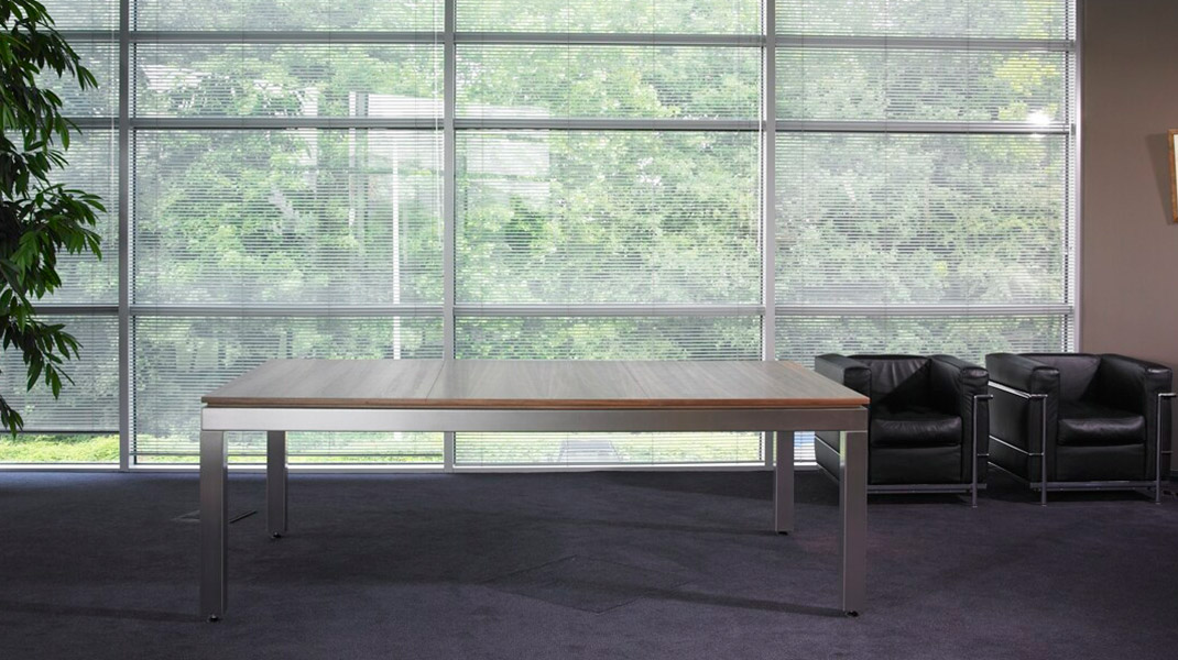 Sto od brušenog čelika